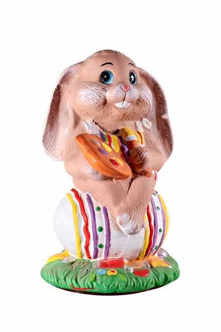 Figurka wielkanocna ceramika zajączek malarz z pisanką — dekoracja świąteczna